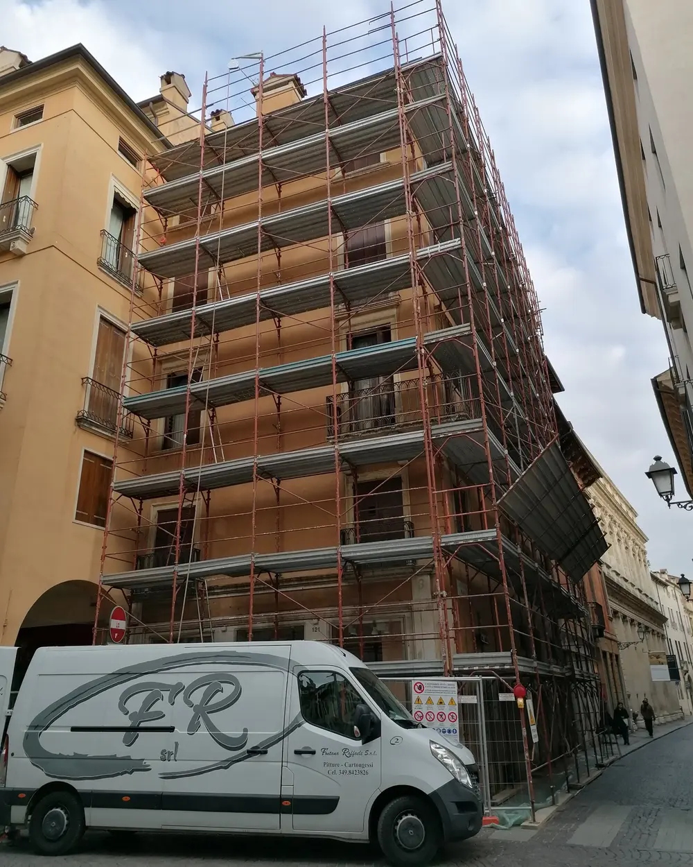 Il furgone Fontana Raffaele davanti a un palazzo in centro a Vicenza con i ponteggi per il rifacimento della facciata